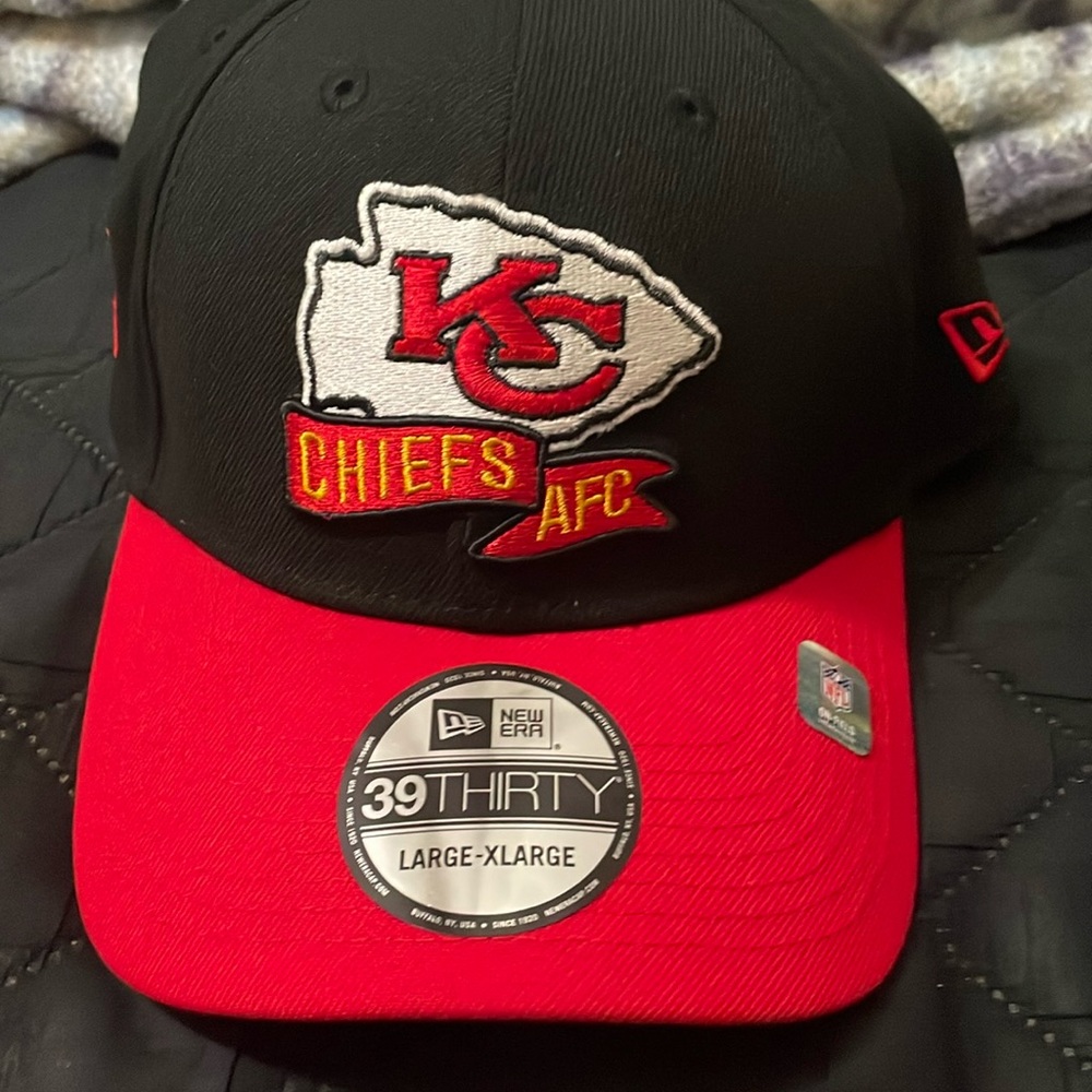 Kansas City Chiefs men’s fitted hat. NWT. New era 39thirty size large/xlarge.